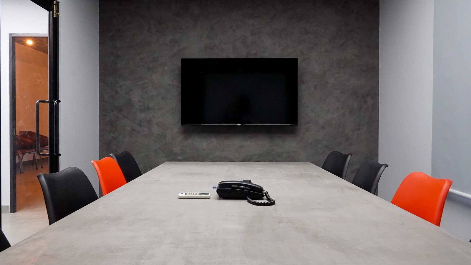 Modern meeting room with a wall-mounted display: the result of a white label rollout delivered in the client's name